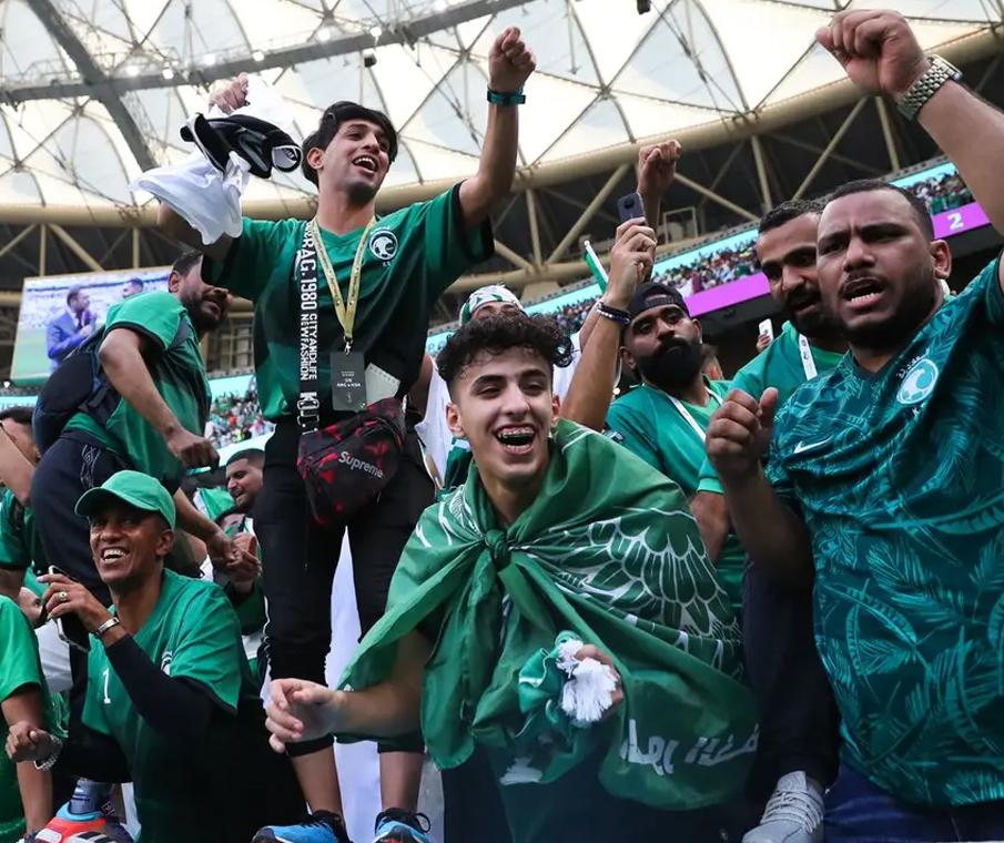 Saudi Fans Move in Sync