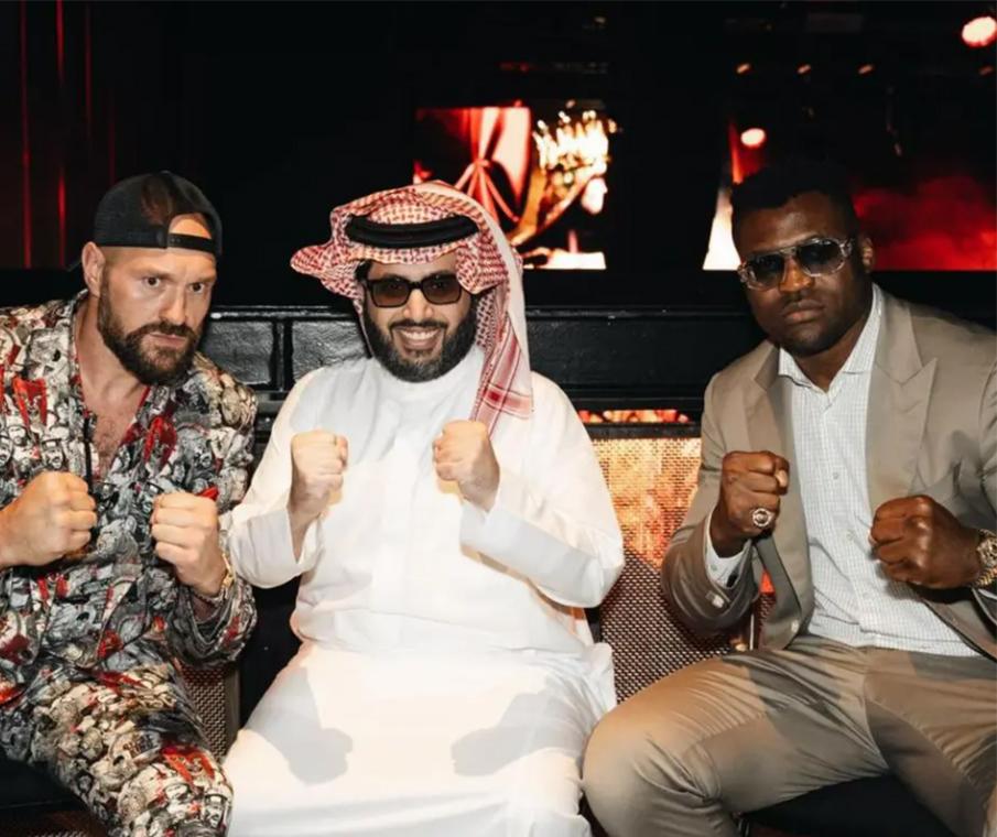 تركي آل الشيخ في نزال الملاكمة بين فيوري ونغانو