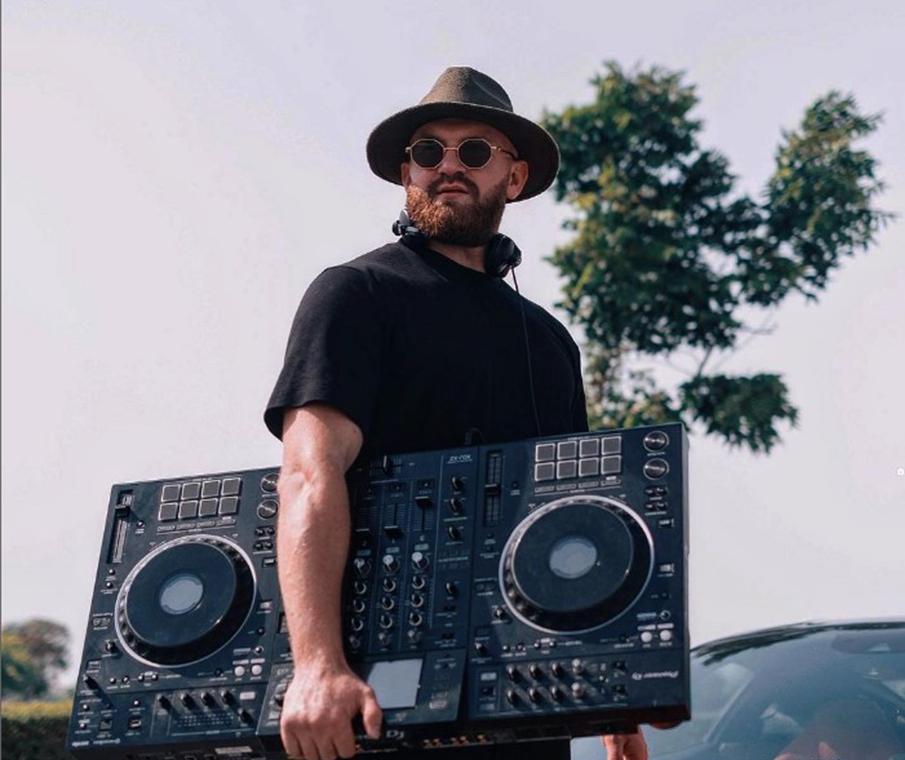 Justbradj playing on a Hot Air Balloon