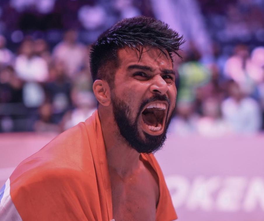 Uloomi Karim vs Himanshu Kaushik