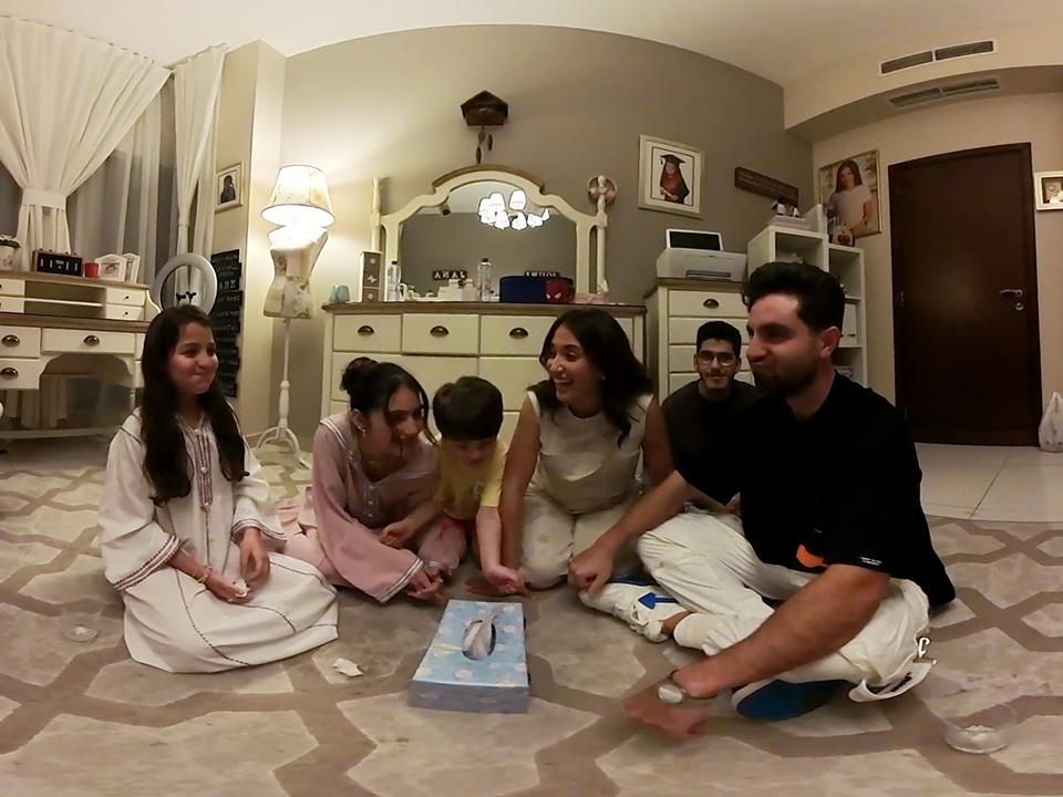 ‎حاول ما تضحك مع سارة و خواتها